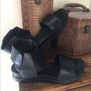 Eileen Fisher Women’s Black Leather Spree Sandal